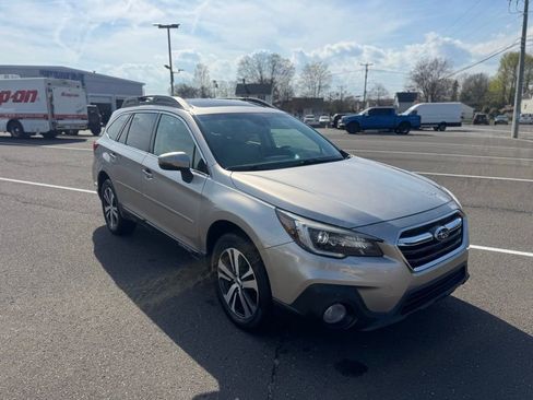 Used 2018 Subaru Outback 3.6R Limited AWD/4WD image 3