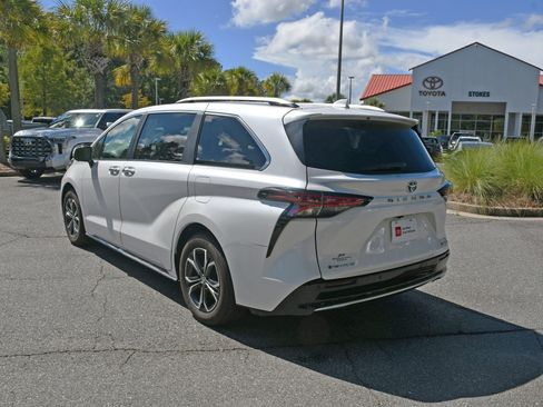 Certified 2025 Toyota Sienna Platinum AWD/4WD image 3