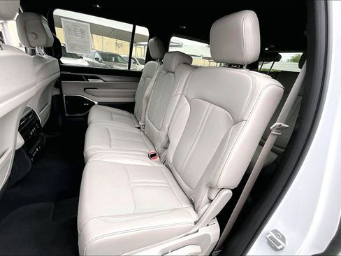 Used 2025 Jeep Wagoneer 4WD image 37