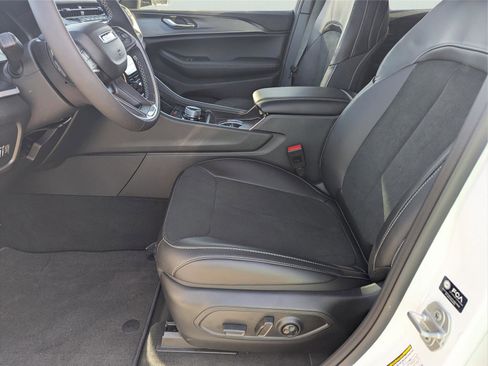 New 2025 Jeep Grand Cherokee Altitude image 24