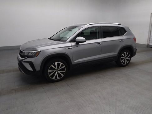 Used 2023 Volkswagen Taos SE w/ Panoramic Sunroof Package FWD image 2