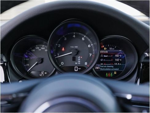 Certified 2025 Porsche Macan image 15