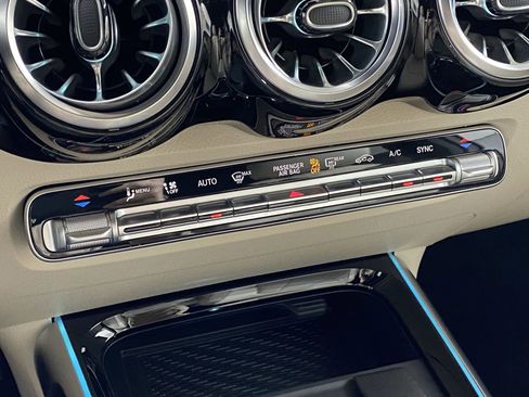 Used 2025 Mercedes-Benz GLB 250 4MATIC image 25