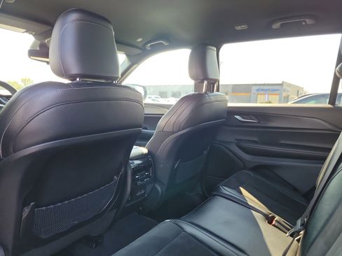 Used 2024 Jeep Grand Cherokee L Laredo image 14