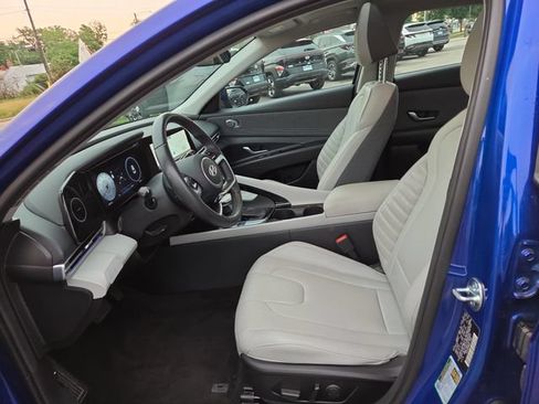 Certified 2025 Hyundai Elantra Limited FWD image 24