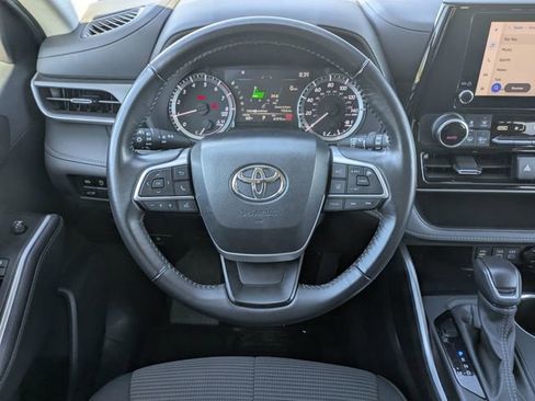 Used 2024 Toyota Highlander LE AWD/4WD image 31