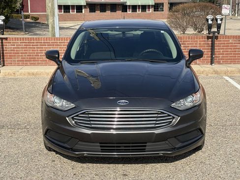 Used 2017 Ford Fusion SE w/ Fusion SE Technology Package image 4