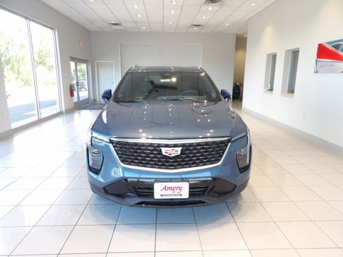 Used 2024 Cadillac XT4 Premium Luxury image 2