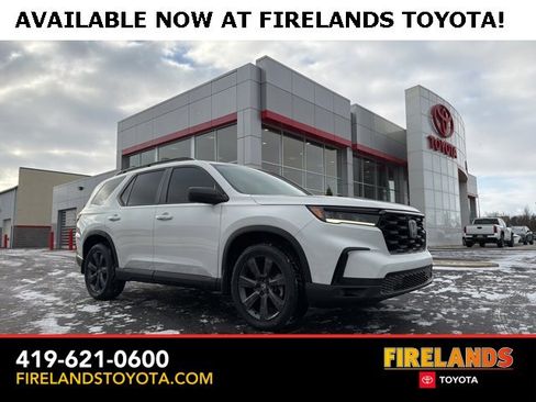 Used 2023 Honda Pilot Sport image 1