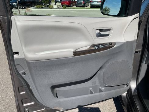 Used 2020 Toyota Sienna XLE Premium w/ Carpet Mat Package FWD image 30