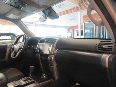 Used 2022 Toyota 4Runner SR5 AWD/4WD image 30