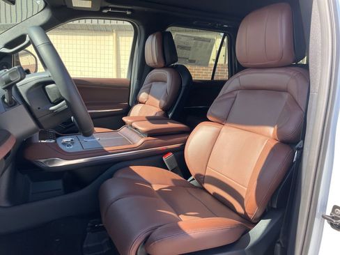 New 2026 Lincoln Navigator Reserve AWD/4WD image 9