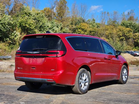 New 2026 Chrysler Pacifica Select image 13