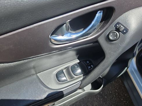 Used 2016 Nissan Rogue S AWD/4WD image 11