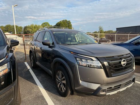 Used 2024 Nissan Pathfinder SL w/ Black Appearance Package AWD/4WD image 3