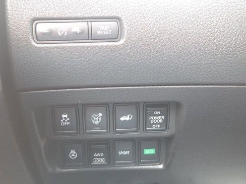 Used 2017 Nissan Rogue SV w/ SV Premium Package image 27