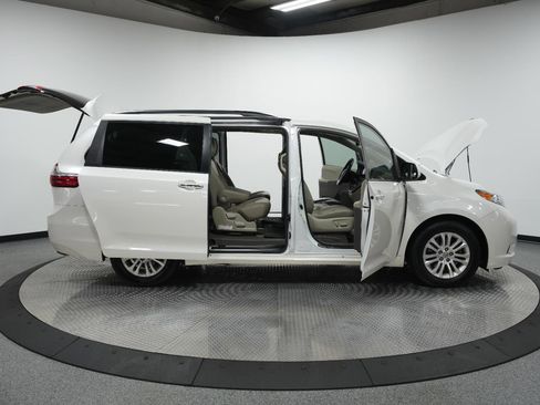 Used 2017 Toyota Sienna XLE image 10