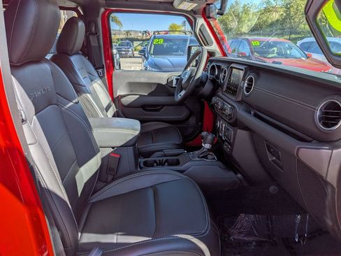 Used 2023 Jeep Wrangler Unlimited Sahara image 32