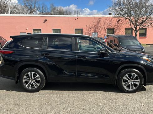 Used 2023 Toyota Highlander XLE AWD/4WD image 7