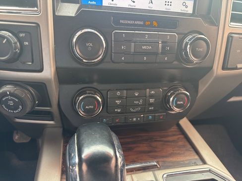 Used 2019 Ford F150 Lariat image 17