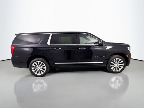 Used 2021 GMC Yukon XL Denali w/ Denali Premium Package AWD/4WD image 8