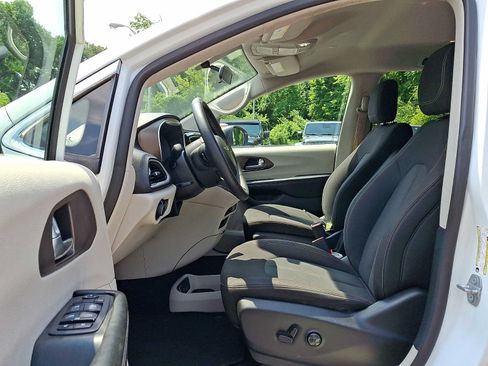 Used 2022 Chrysler Voyager LX FWD image 16