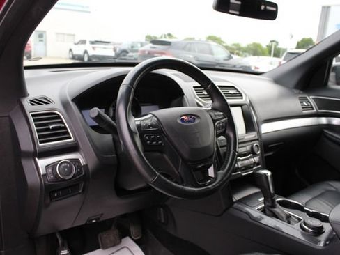 Used 2017 Ford Explorer XLT w/ Equipment Group 202A AWD/4WD image 2