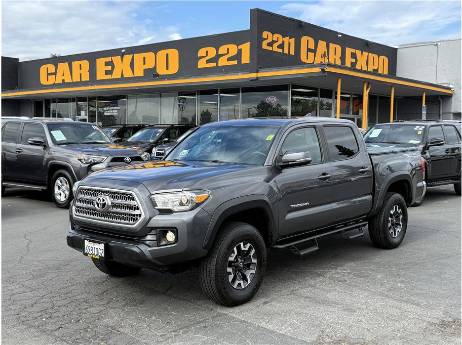 Used 2017 Toyota Tacoma TRD Off-Road w/ Tow Package RWD image 1