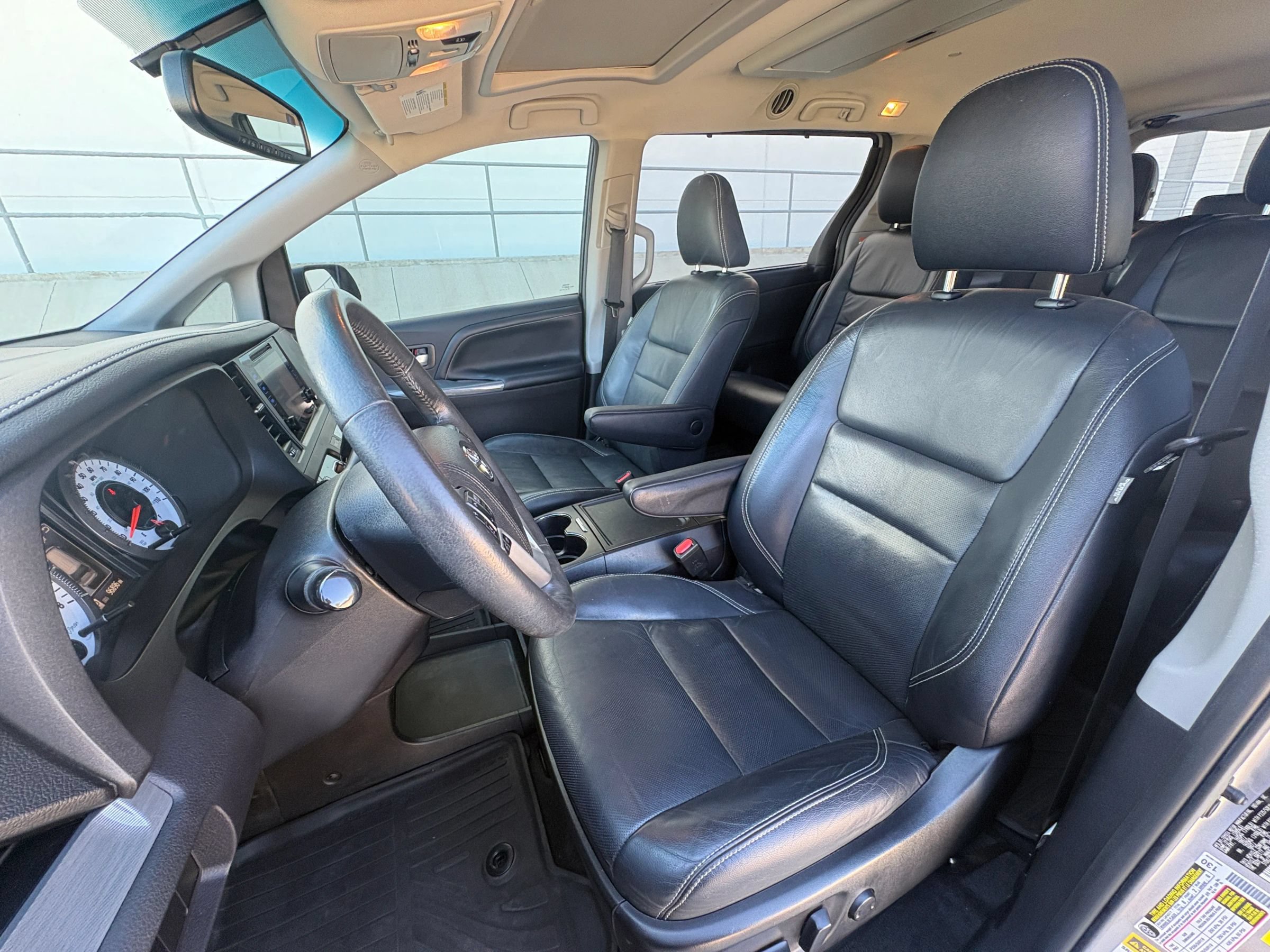 Used 2017 Toyota Sienna SE Premium FWD image 28
