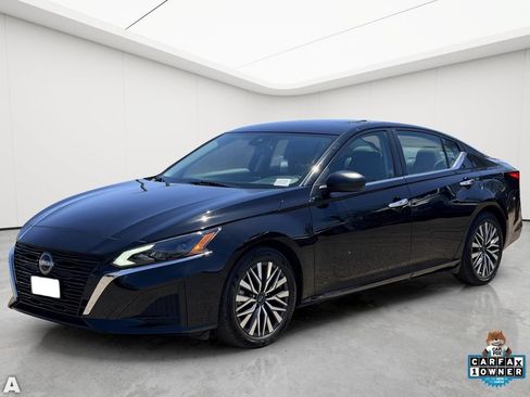 Used 2025 Nissan Altima 2.5 SV FWD image 2