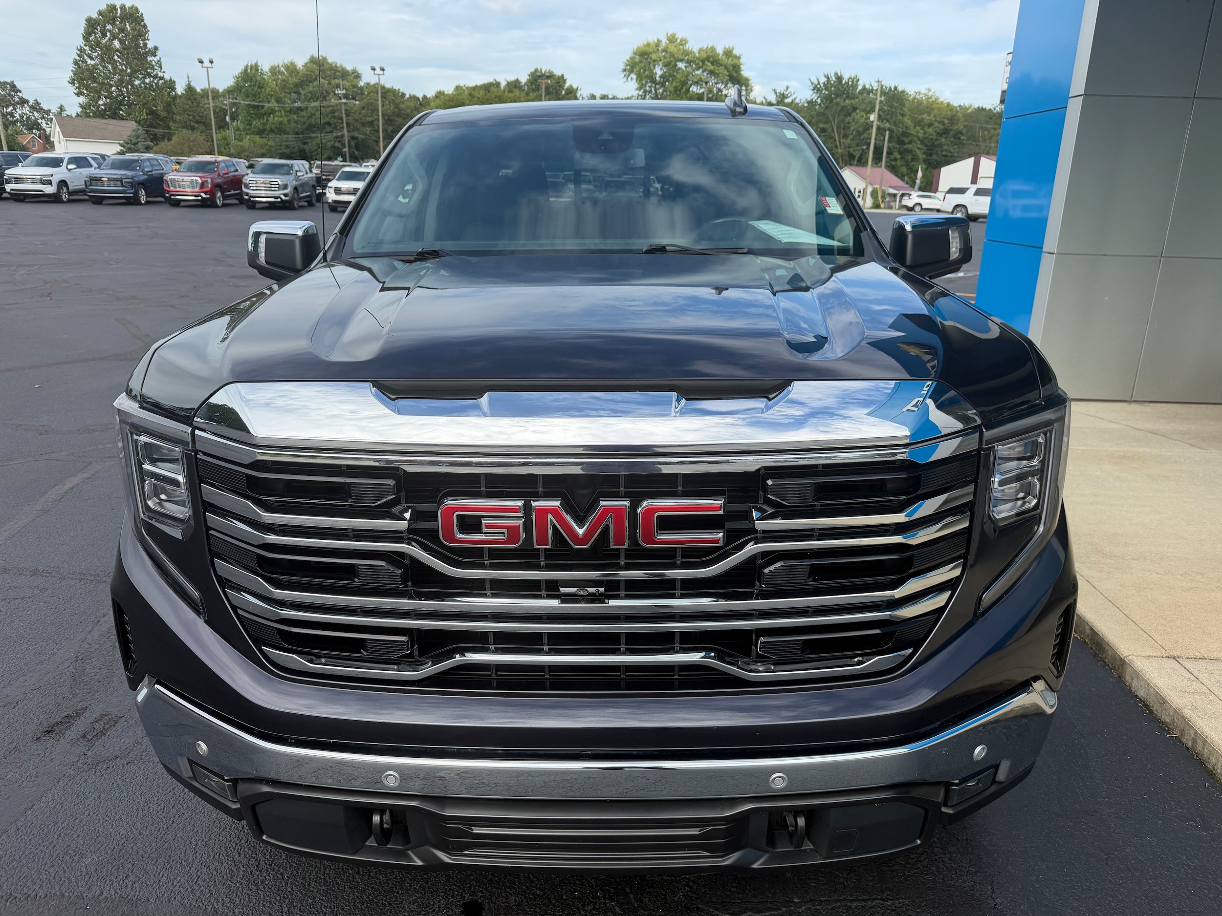 Used 2022 GMC Sierra 1500 SLT w/ SLT Premium Plus Package AWD/4WD image 11