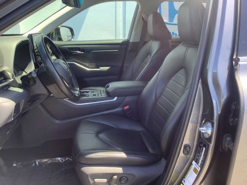 Used 2022 Toyota Highlander XLE AWD/4WD image 11