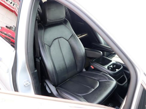 Used 2026 Chrysler Pacifica Select FWD image 16