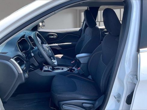 Used 2019 Jeep Cherokee Latitude w/ Popular Appearance Group FWD image 25