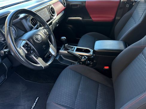 Used 2022 Toyota Tacoma TRD Off-Road image 9