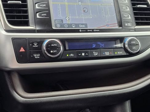 Used 2016 Toyota Highlander XLE image 19