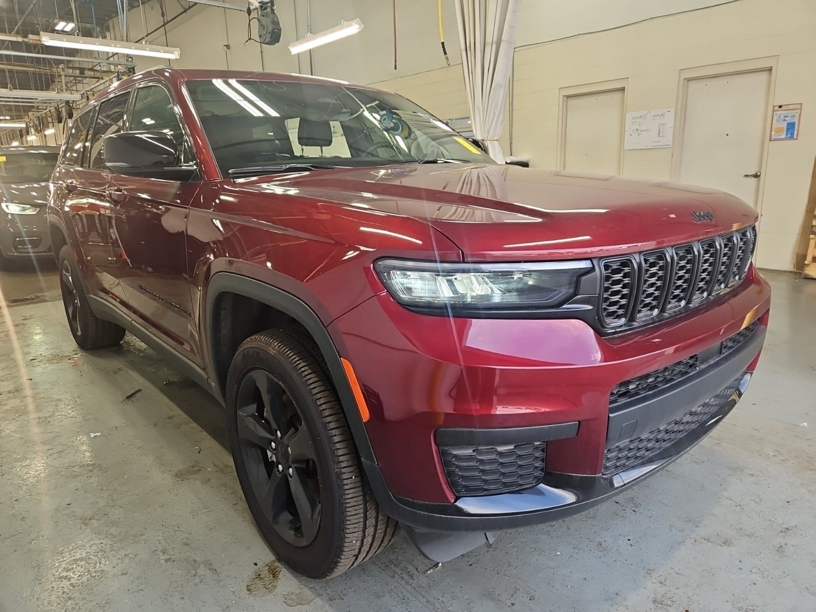 Used 2025 Jeep Grand Cherokee L Laredo AWD/4WD image 2