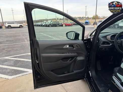 New 2026 Chrysler Pacifica Select w/ S Appearance Package image 9