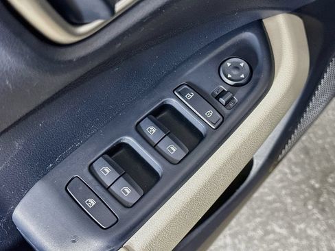 Used 2021 Hyundai Venue FWD image 19