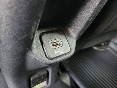 Used 2018 Jeep Renegade Latitude w/ Cold Weather Group FWD image 8