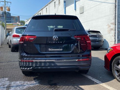 Used 2022 Volkswagen Tiguan SE w/ Panoramic Sunroof Package AWD/4WD image 2