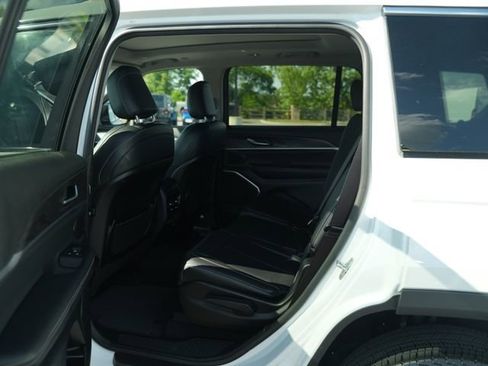 Used 2022 Jeep Grand Cherokee L Limited AWD/4WD image 17