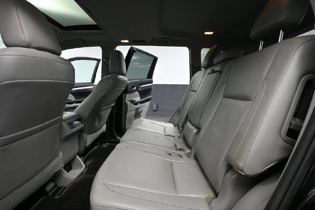 Used 2015 Toyota Highlander XLE AWD/4WD image 32