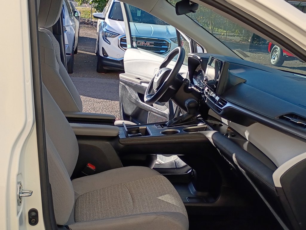Used 2025 Toyota Sienna LE FWD image 18