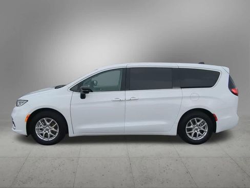 Used 2024 Chrysler Pacifica Touring-L image 3