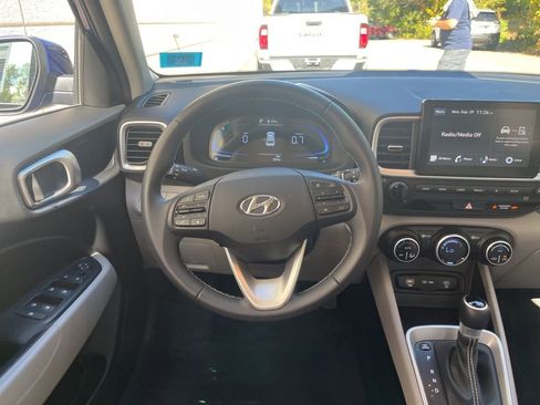 Used 2025 Hyundai Venue SEL image 14