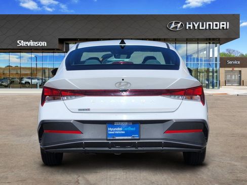 Certified 2024 Hyundai Elantra SE image 3