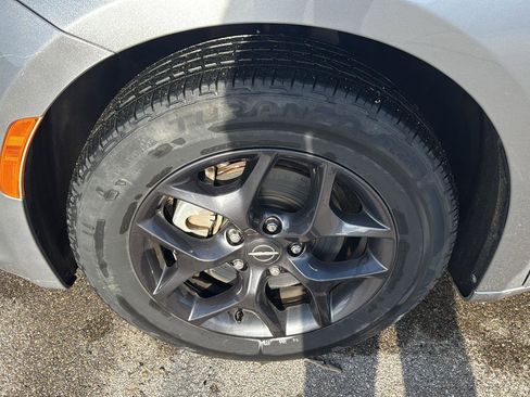 Used 2019 Chrysler Pacifica Touring-L Plus image 10