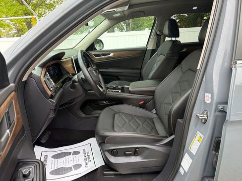 Used 2025 Volkswagen Atlas SE FWD image 28