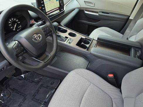 Used 2024 Toyota Sienna LE image 13